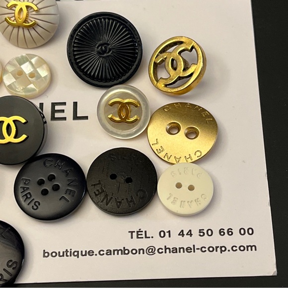 SOLD đź’” AUTHENTIC!! Lot Of 17 Chanel Vintage Buttons 1990s R5 - Picture 5 of 12